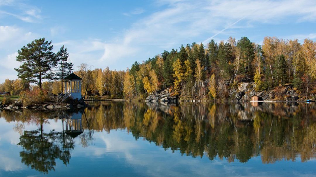 Озеро Ая и гора «Чертов палец» в Алтае