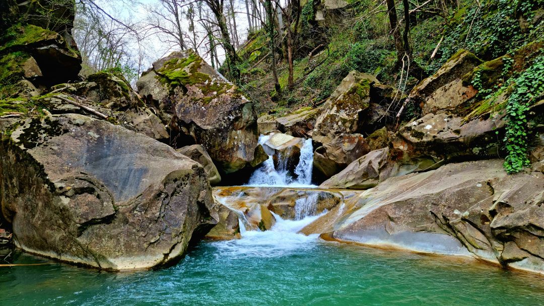 Водопады и бирюзовые купели реки Дедеркой